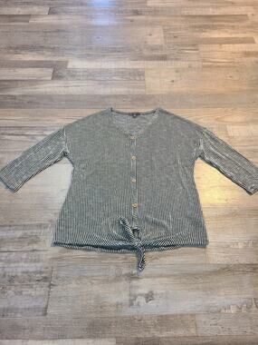 Gyft medium women's striped blouse